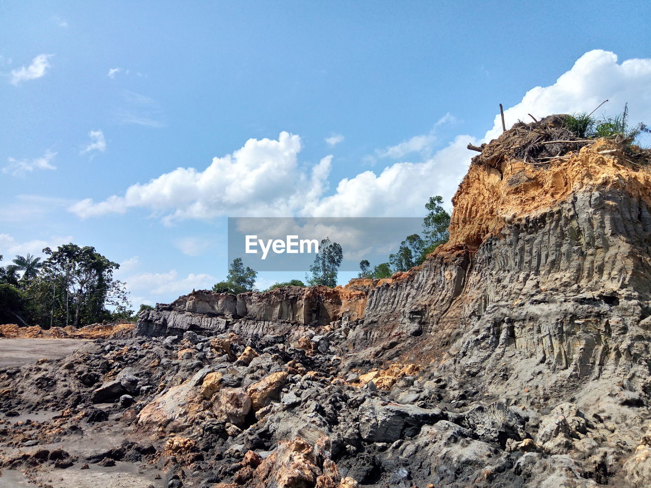 LOW ANGLE VIEW OF ROCKS AGAINST SKY