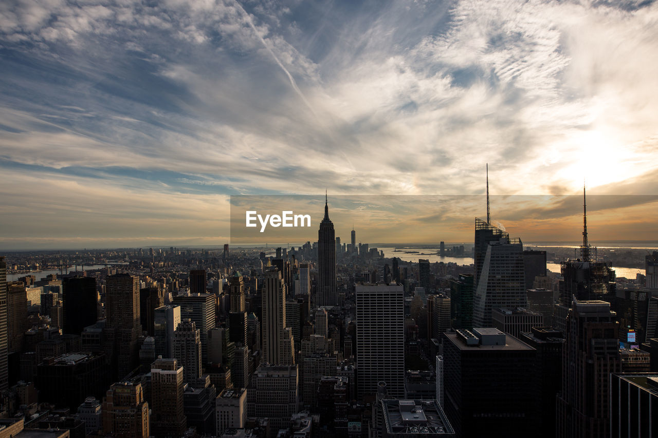 AERIAL VIEW OF BUILDINGS IN CITY