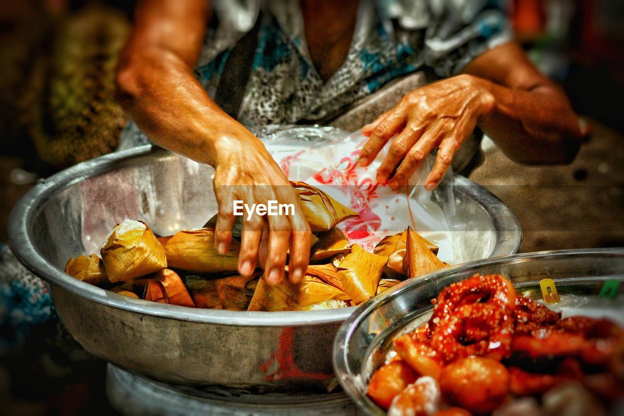 CLOSE-UP OF MAN PREPARING MEAT