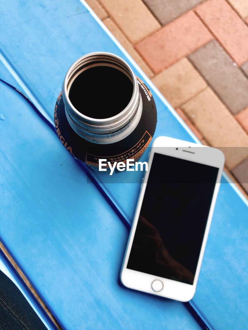 HIGH ANGLE VIEW OF COFFEE CUP AND TABLE