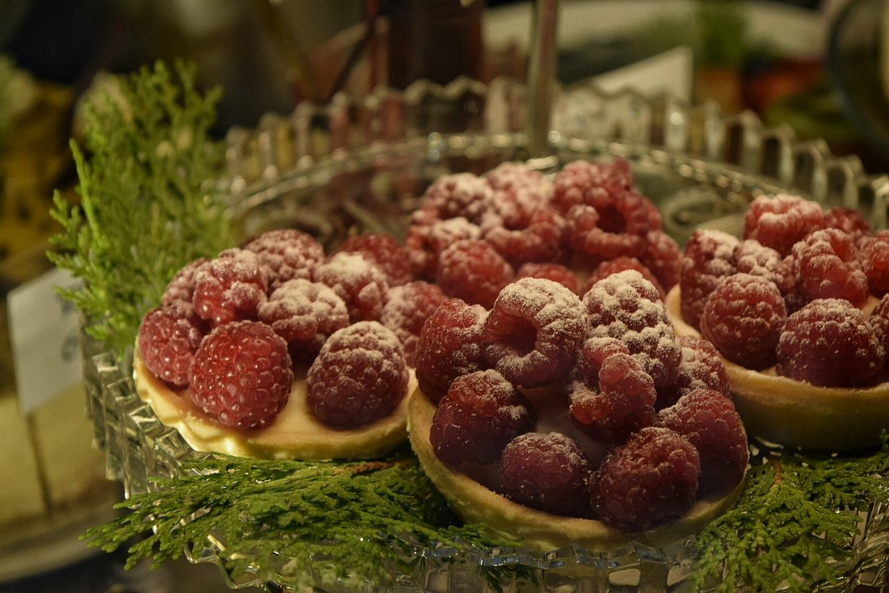 CLOSE-UP OF FRESH RED FRUIT