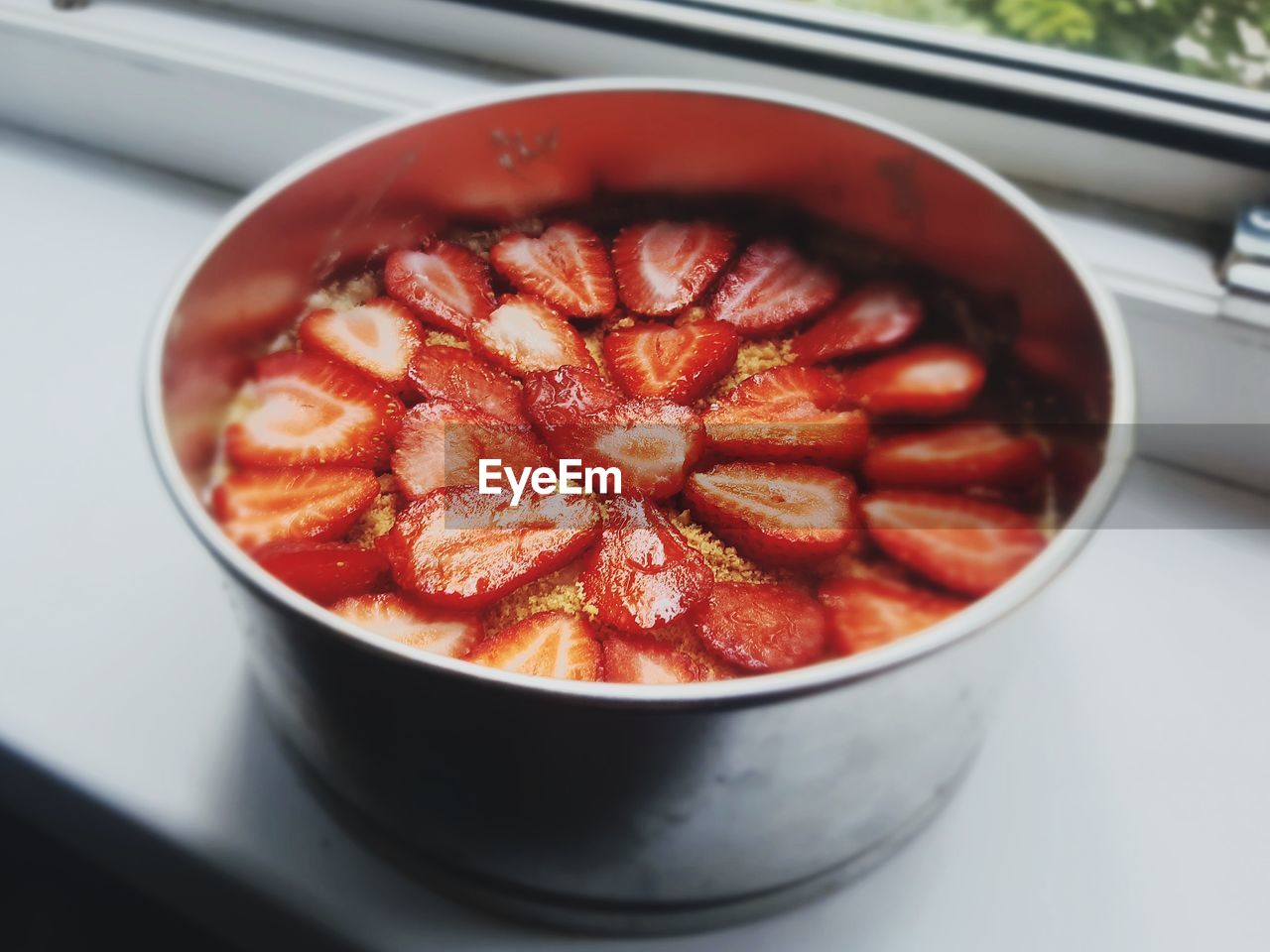 HIGH ANGLE VIEW OF FRUIT IN BOWL