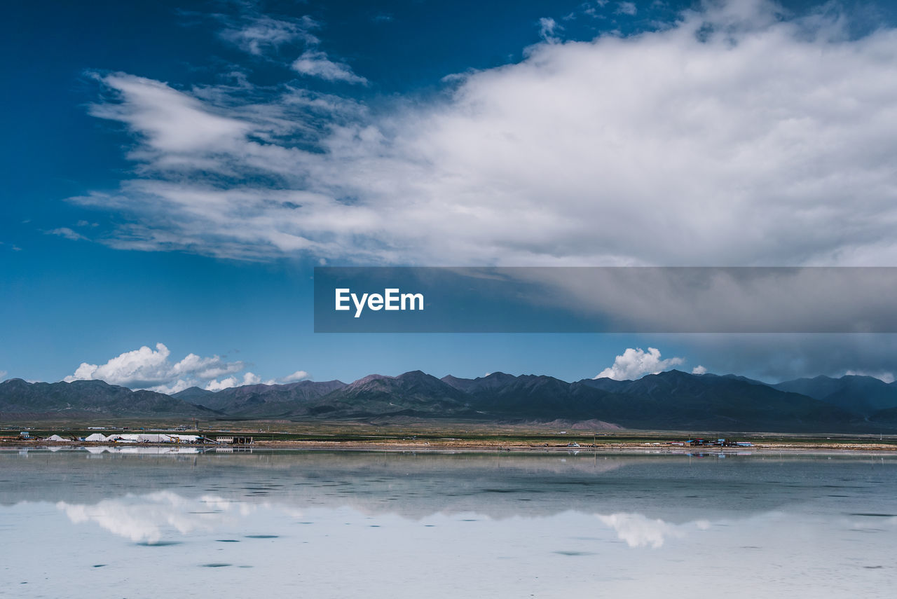 SCENIC VIEW OF LAKE BY MOUNTAIN AGAINST SKY