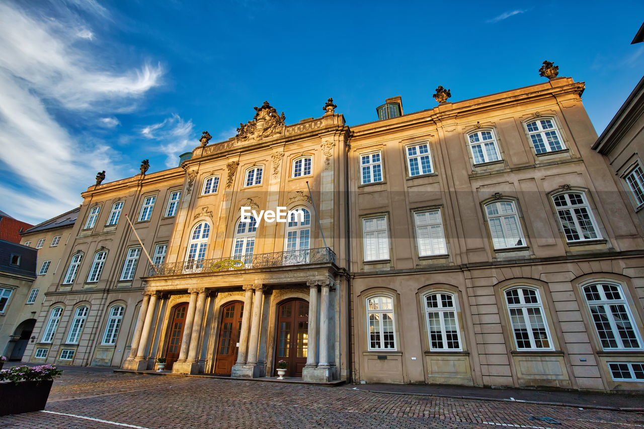 LOW ANGLE VIEW OF HISTORICAL BUILDING AGAINST SKY