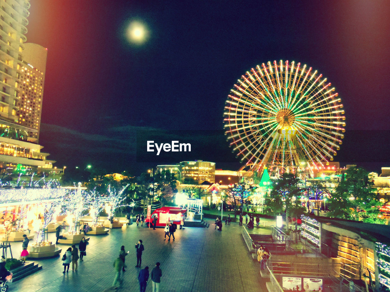 ILLUMINATED FERRIS WHEEL IN CITY