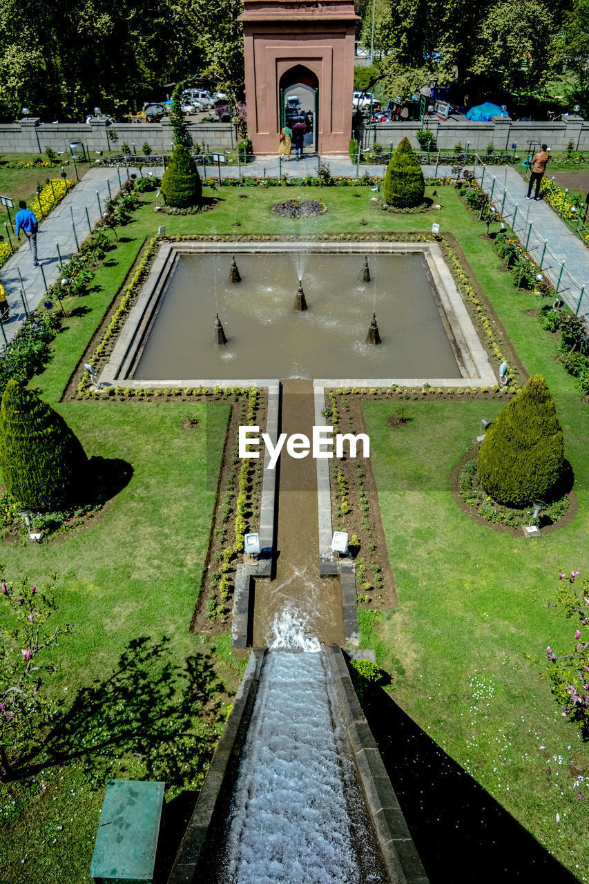 HIGH ANGLE VIEW OF FOUNTAIN IN PARK