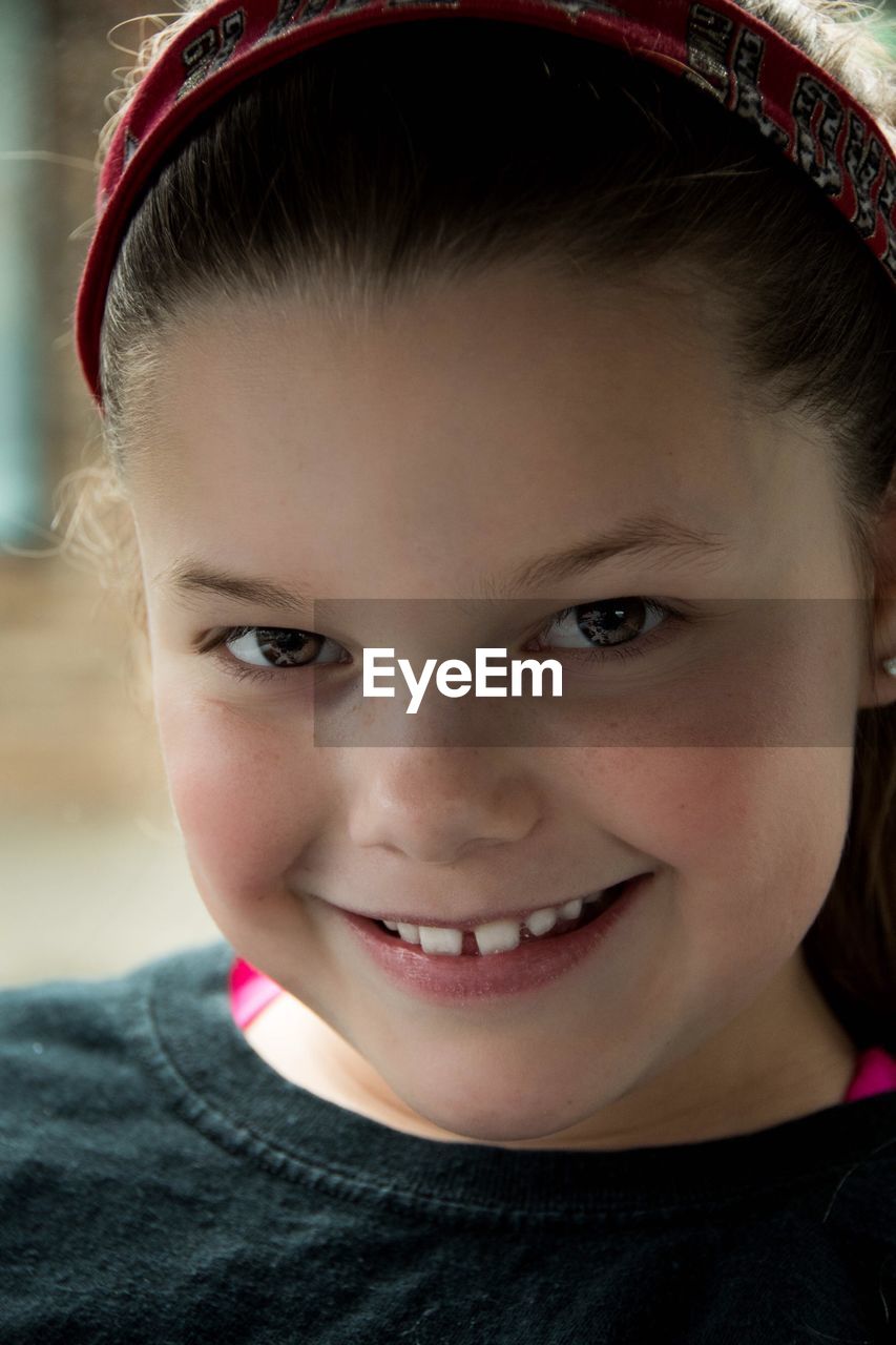 CLOSE-UP PORTRAIT OF SMILING GIRL