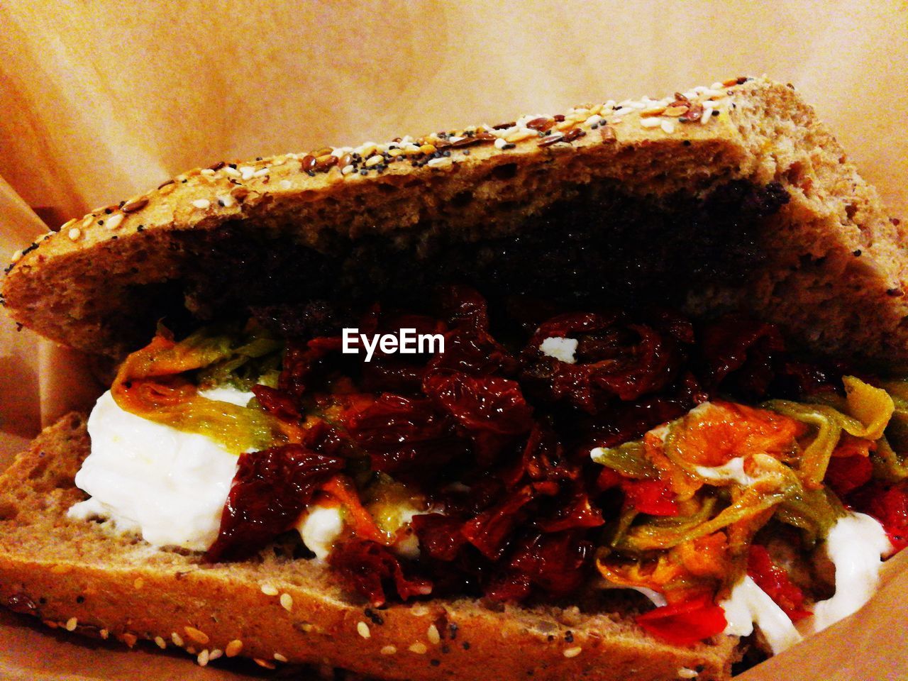 CLOSE-UP OF BREAD ON PLATE