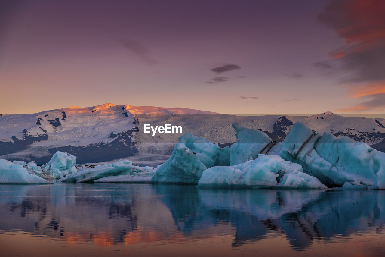 Scenic view of icebergs and mountains on jokulsarlon glacial lagoon