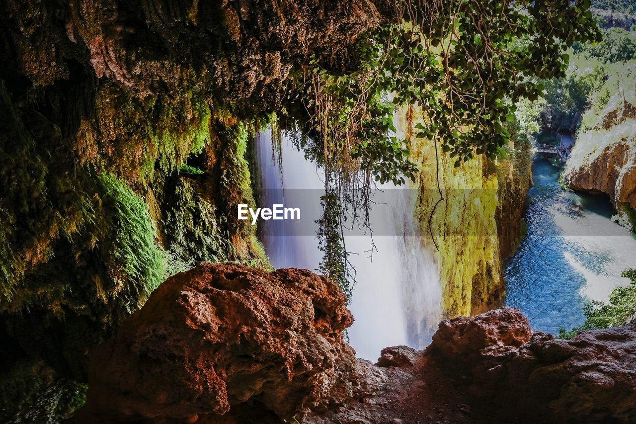 SCENIC VIEW OF ROCK FORMATION IN WATER