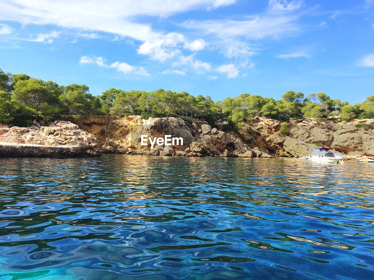 SCENIC VIEW OF SEA AGAINST ROCKS