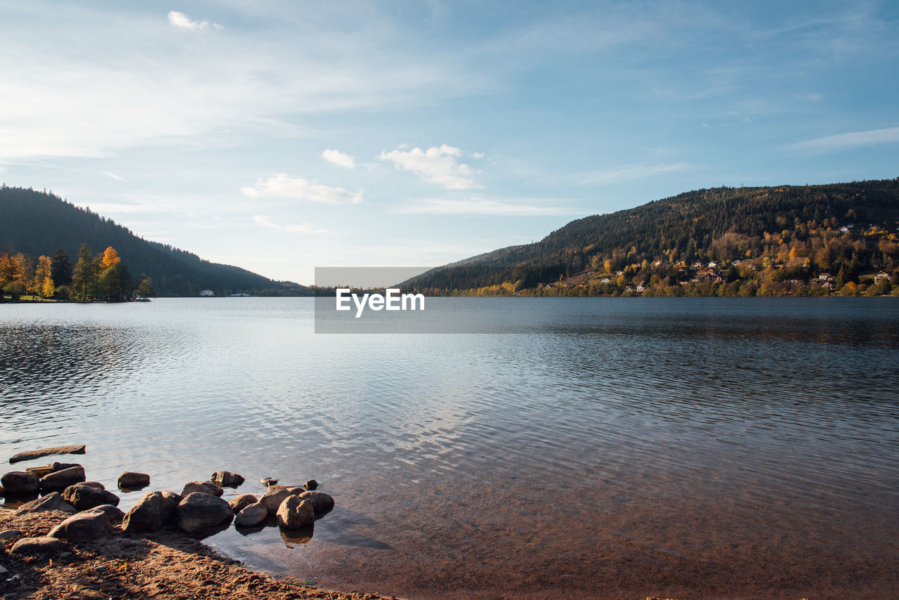 SCENIC VIEW OF LAKE BY MOUNTAINS AGAINST SKY