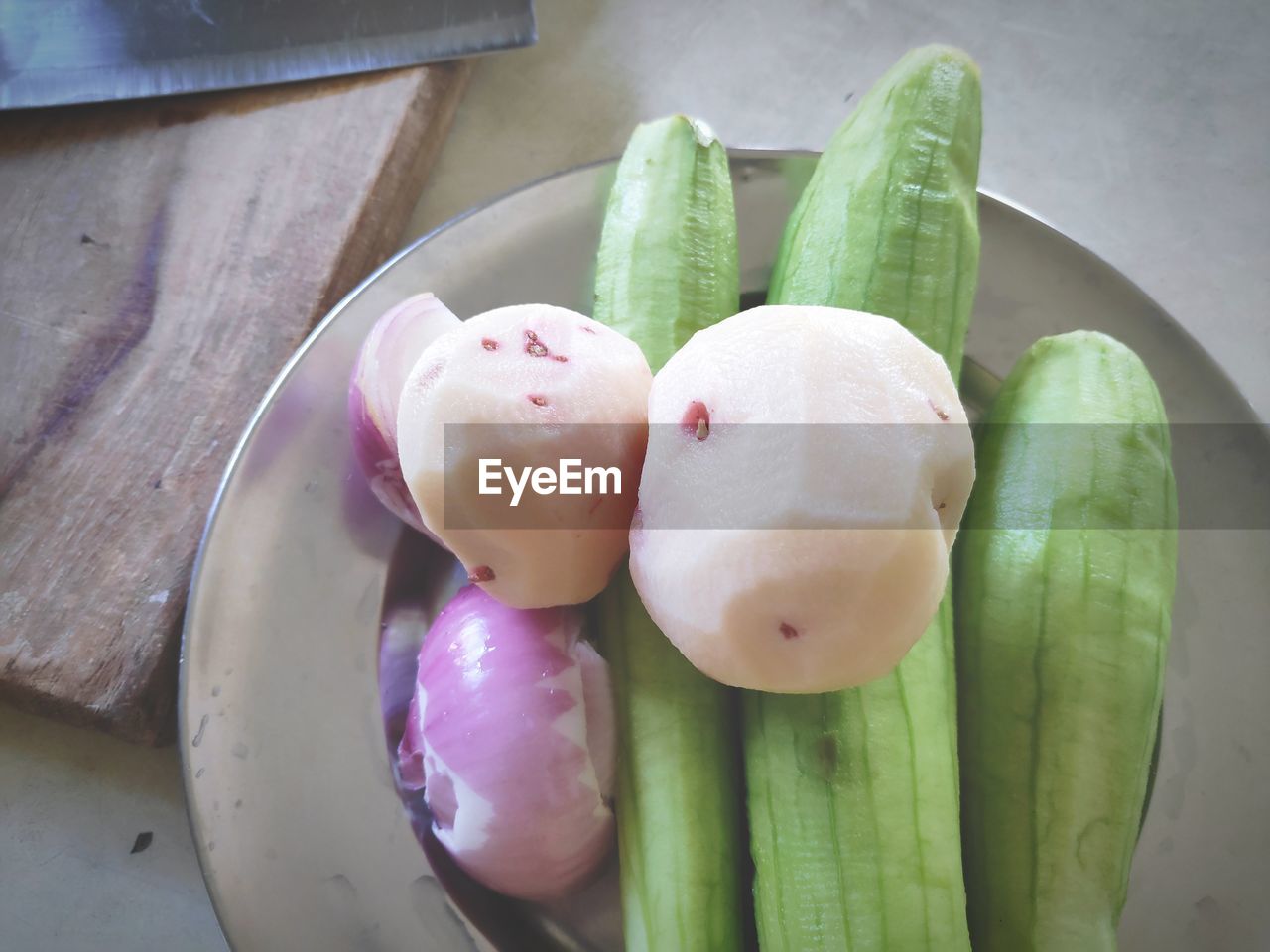 CLOSE-UP OF FRUITS IN PLATE