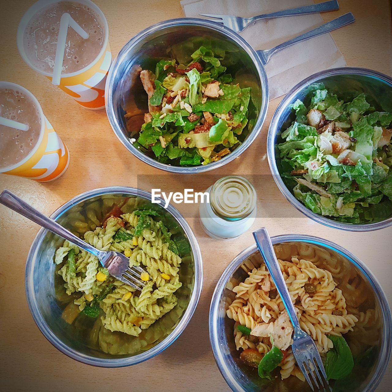 HIGH ANGLE VIEW OF FOOD IN BOWL ON TABLE