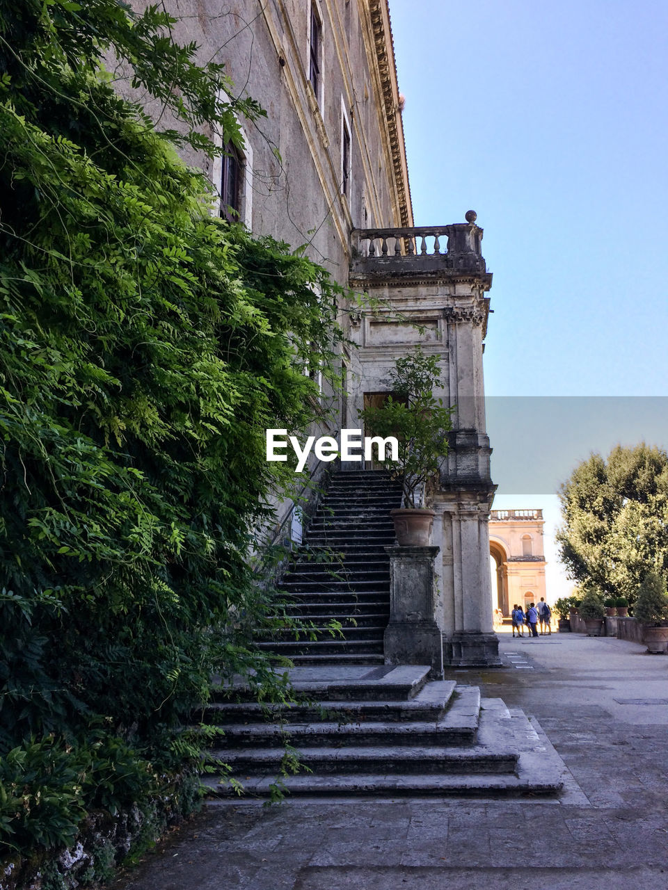 LOW ANGLE VIEW OF HISTORICAL BUILDING