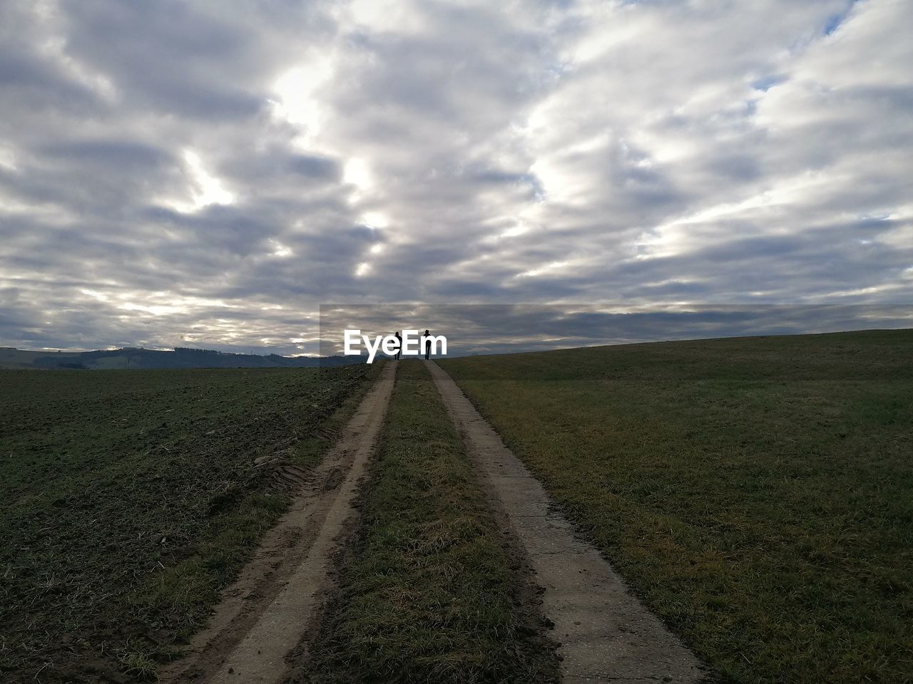 ROAD AMIDST FIELD AGAINST SKY