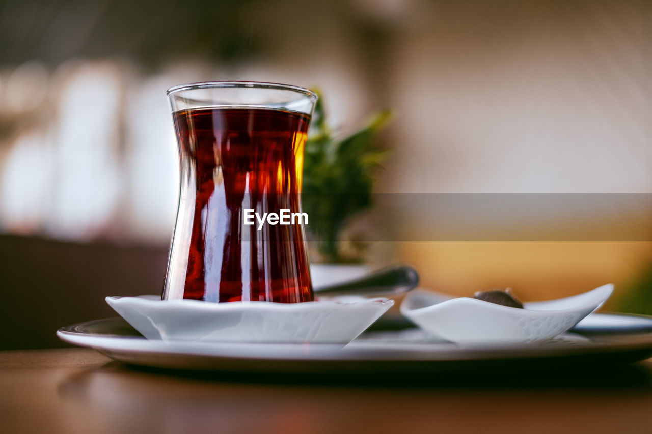 CLOSE-UP OF DRINK IN GLASS