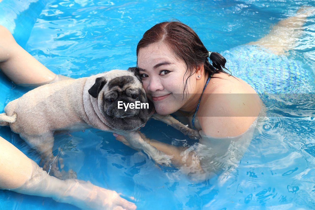 PORTRAIT OF YOUNG WOMAN WITH DOG