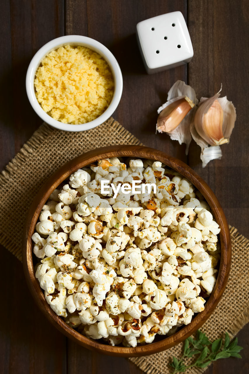 HIGH ANGLE VIEW OF FOOD IN BOWL