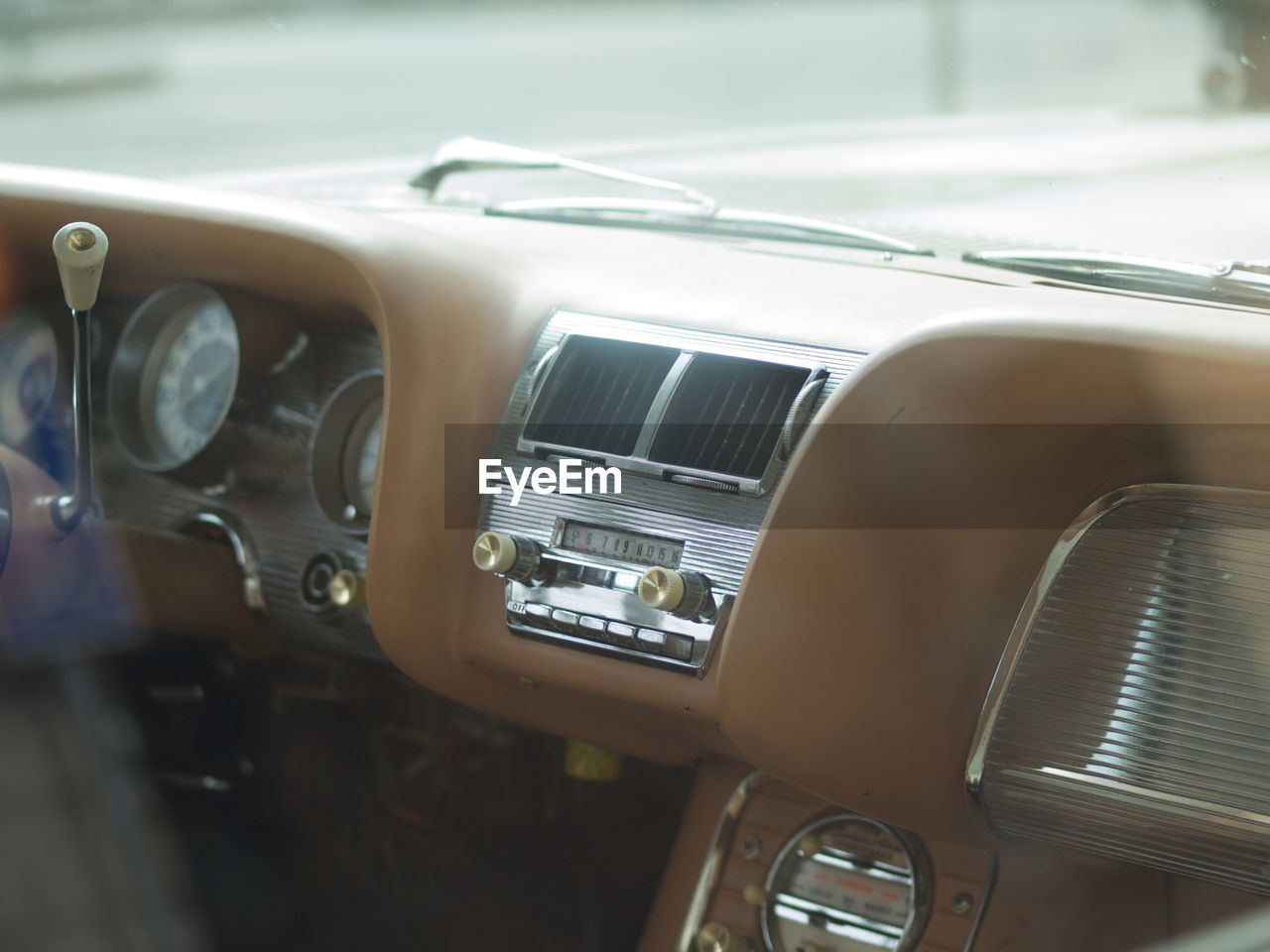 CLOSE-UP OF VINTAGE CAR ON SIDE-VIEW MIRROR