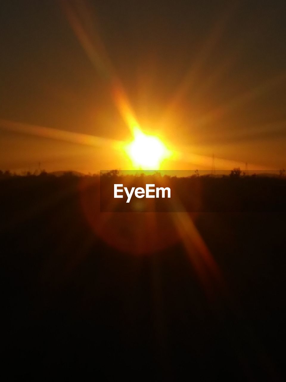 SCENIC VIEW OF BRIGHT SUN DURING SUNSET