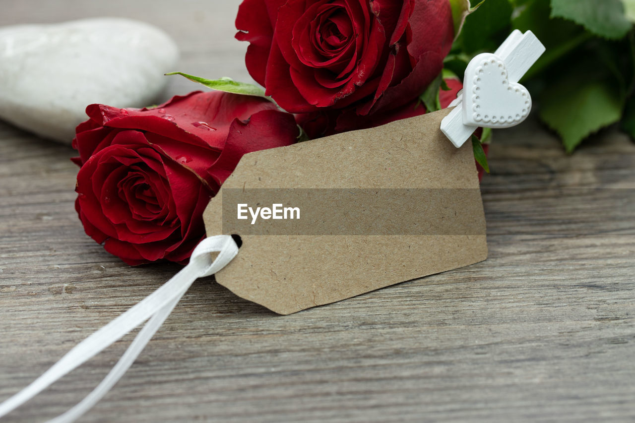 CLOSE-UP OF ROSE BOUQUET ON TABLE