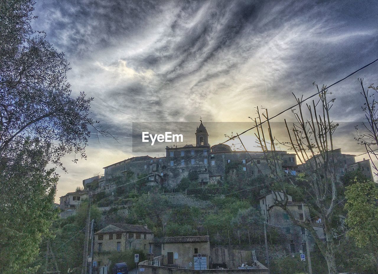 VIEW OF BUILDINGS AGAINST CLOUDY SKY