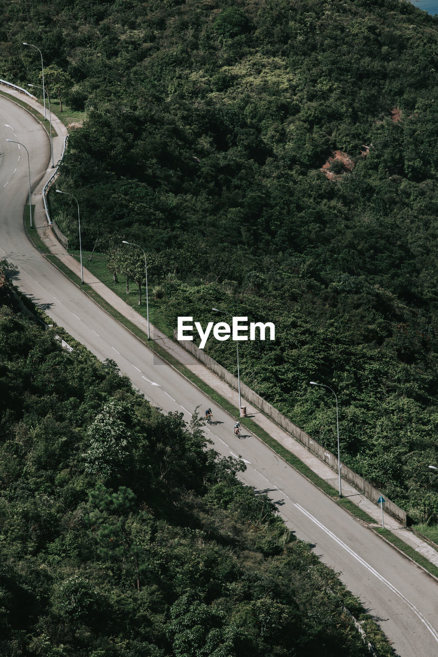 HIGH ANGLE VIEW OF HIGHWAY ON ROAD