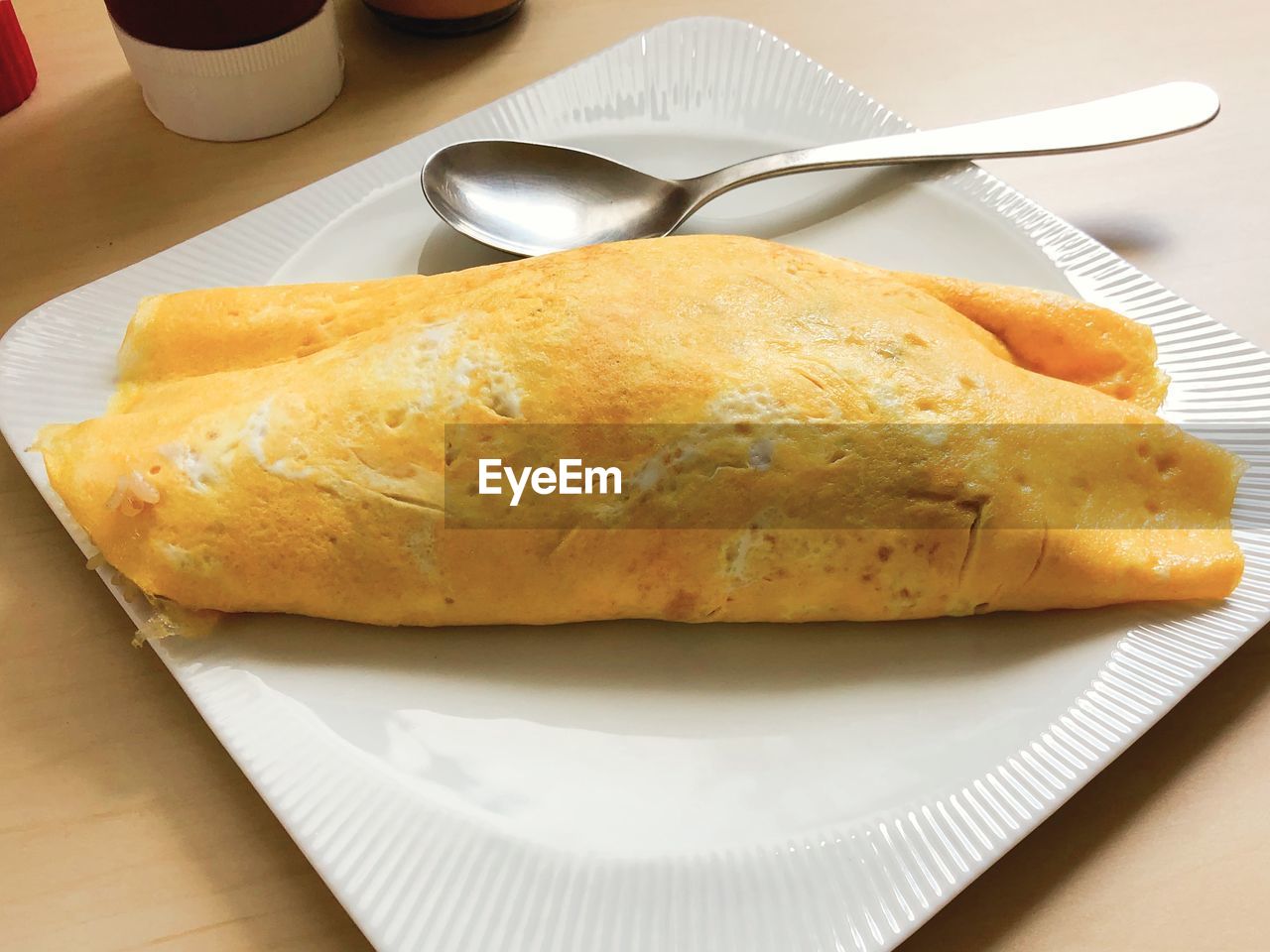HIGH ANGLE VIEW OF BREAD ON TABLE