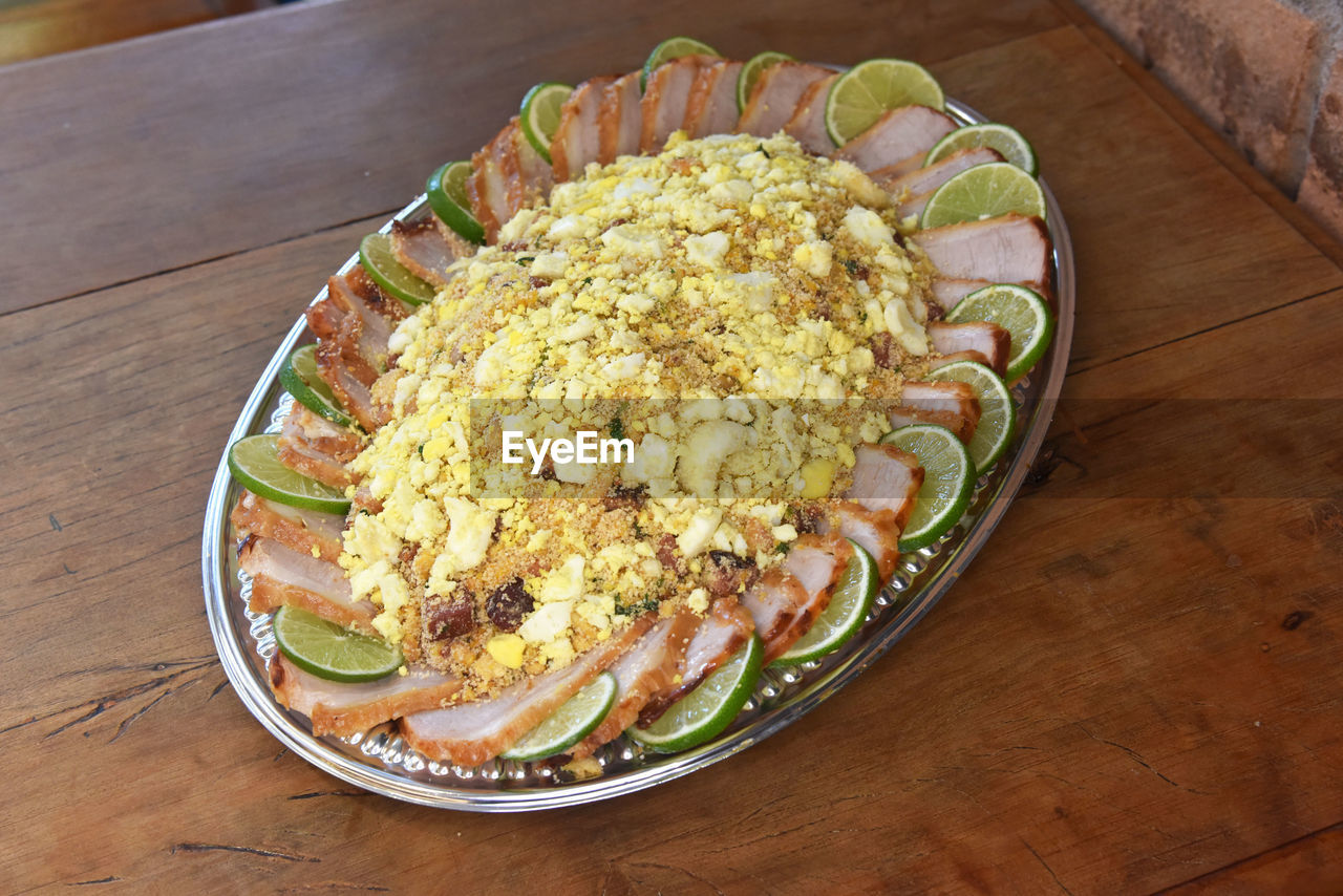 HIGH ANGLE VIEW OF MEAL SERVED IN BOWL