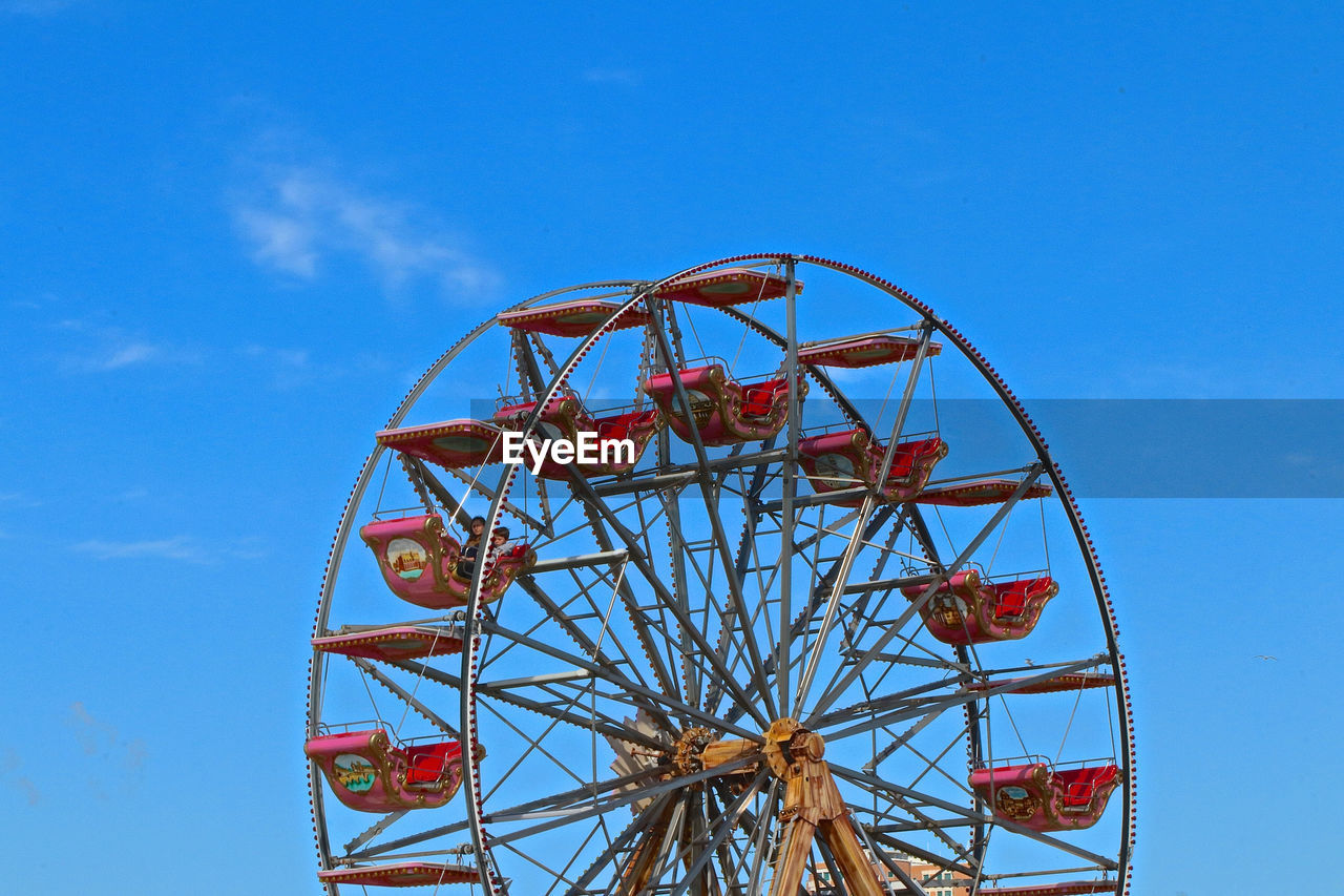 LOW ANGLE VIEW OF FERRIS WHEEL AGAINST CLEAR SKY