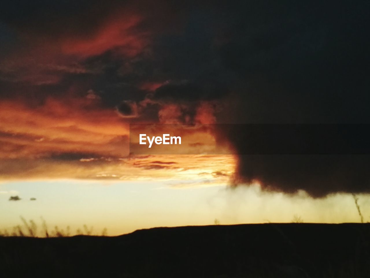 SCENIC VIEW OF DRAMATIC SKY OVER SILHOUETTE LANDSCAPE