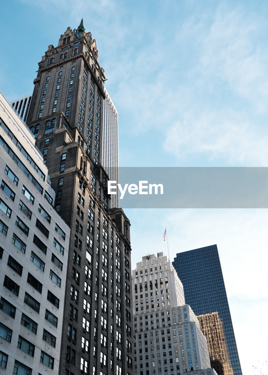 LOW ANGLE VIEW OF BUILDINGS AGAINST SKY IN CITY