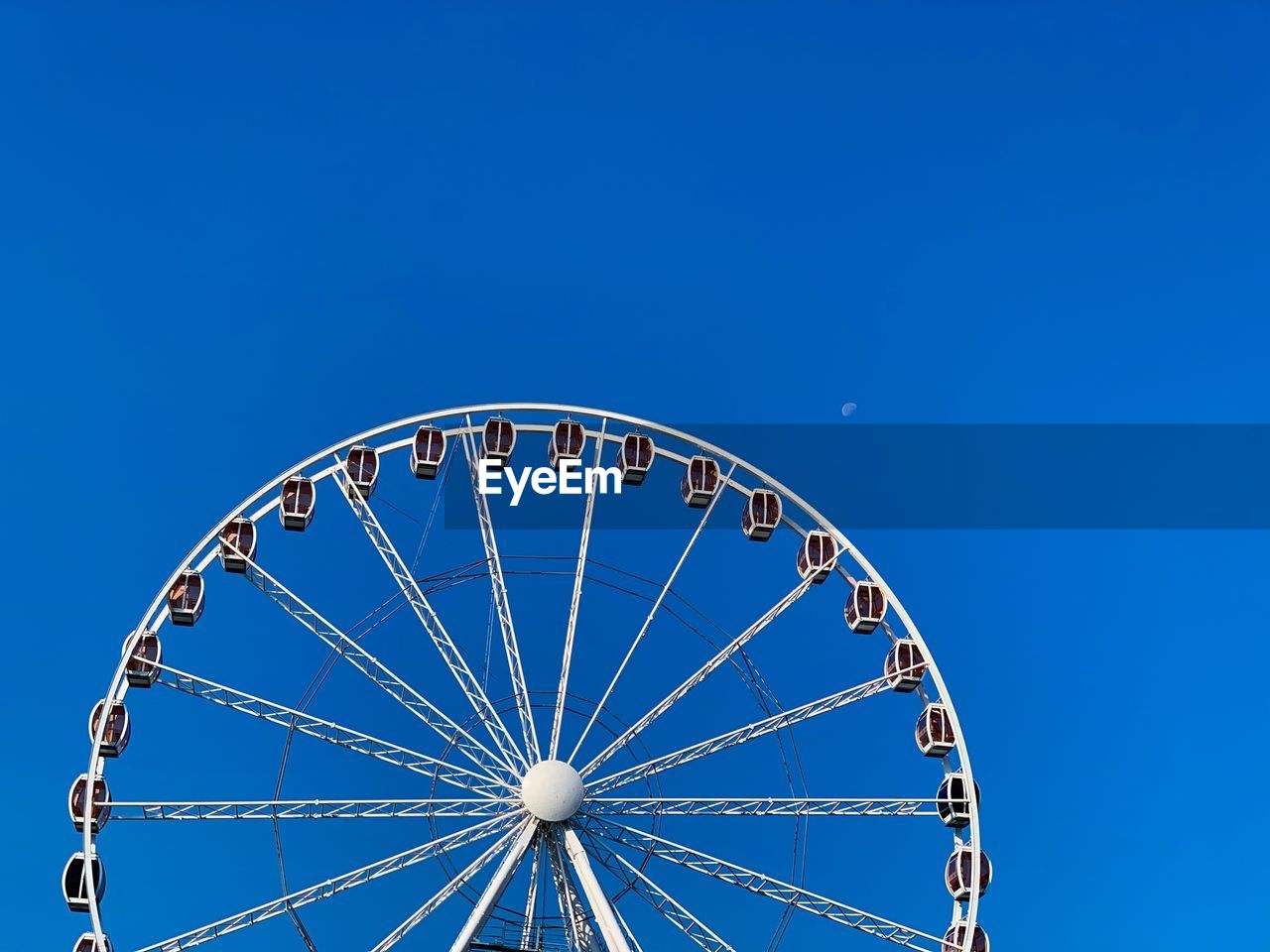 LOW ANGLE VIEW OF FERRIS WHEEL AGAINST CLEAR SKY