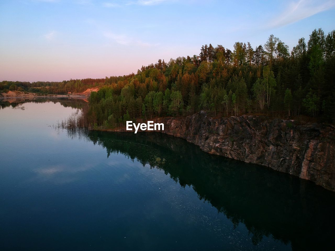 SCENIC VIEW OF LAKE AND TREES AGAINST SKY