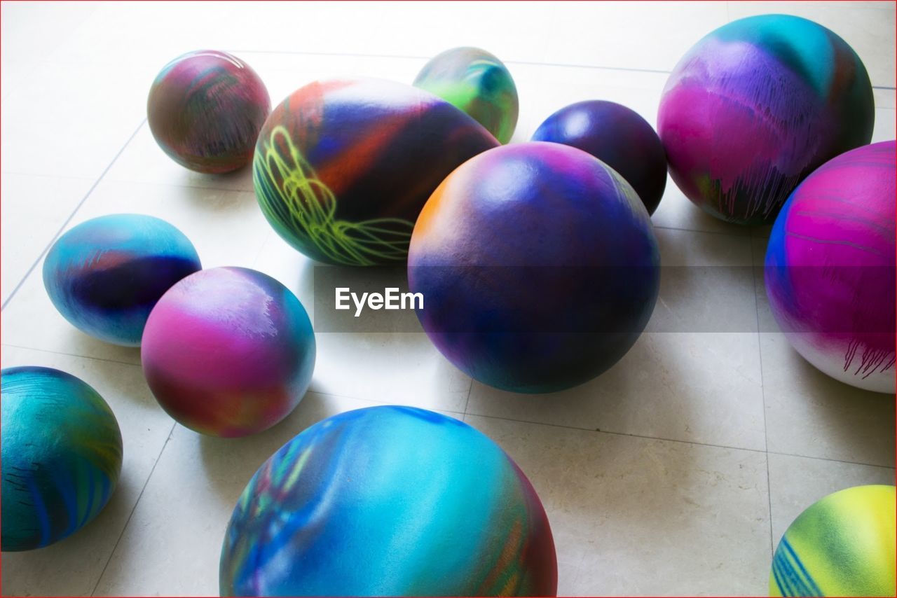 FULL FRAME SHOT OF COLORFUL BALLOONS ON TABLE