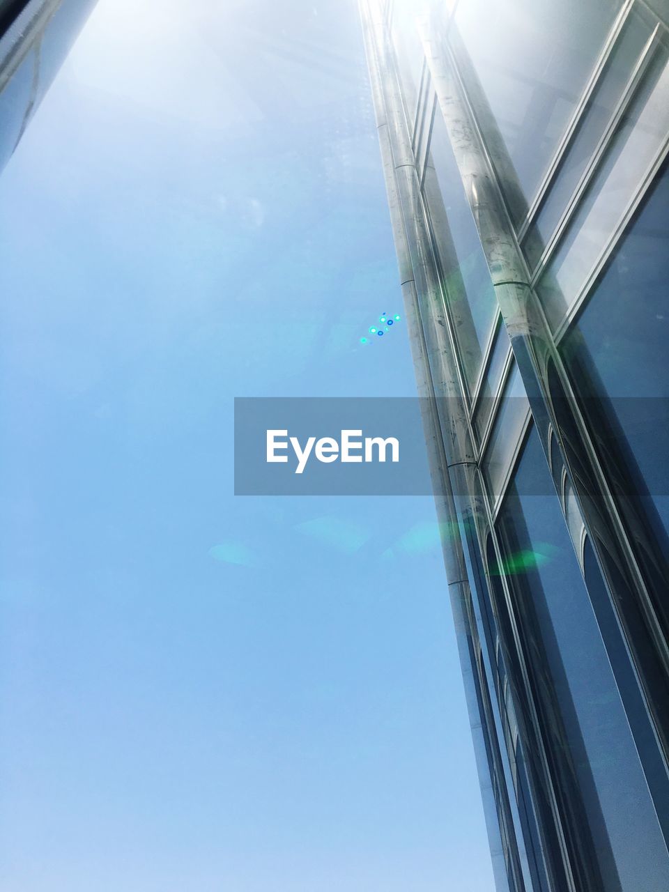 LOW ANGLE VIEW OF SKYSCRAPER AGAINST SKY