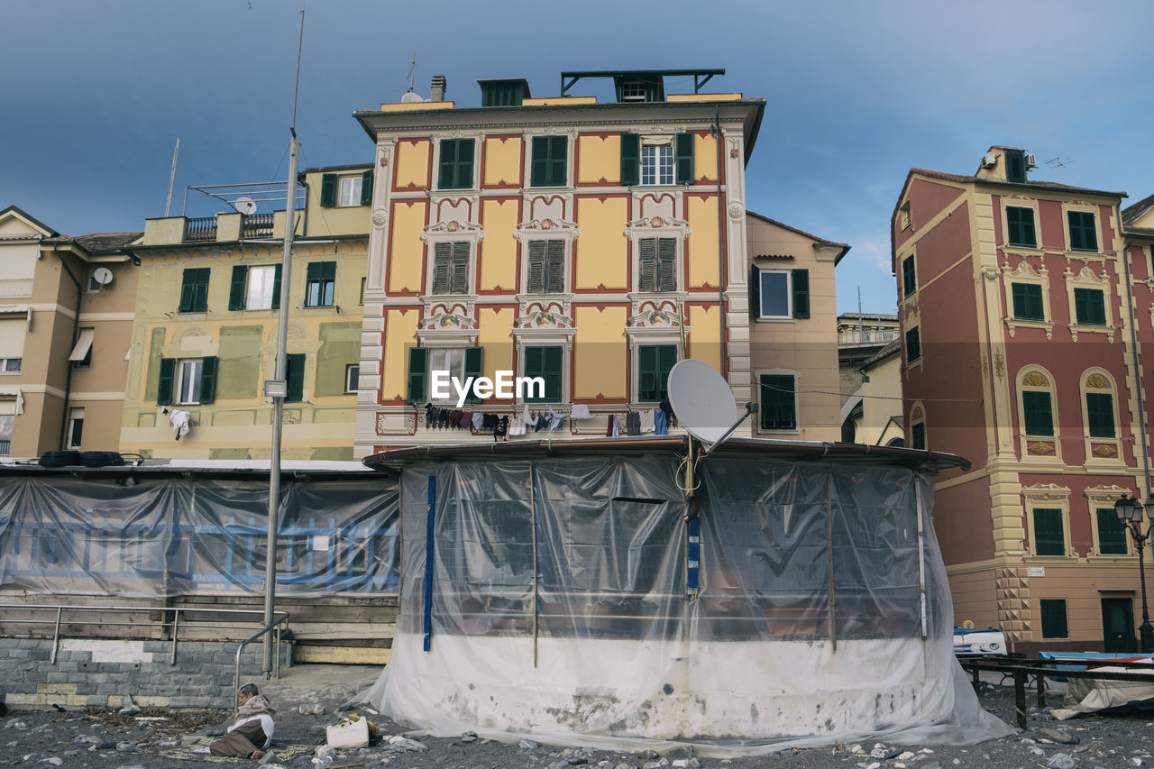 LOW ANGLE VIEW OF RESIDENTIAL BUILDINGS AGAINST SKY