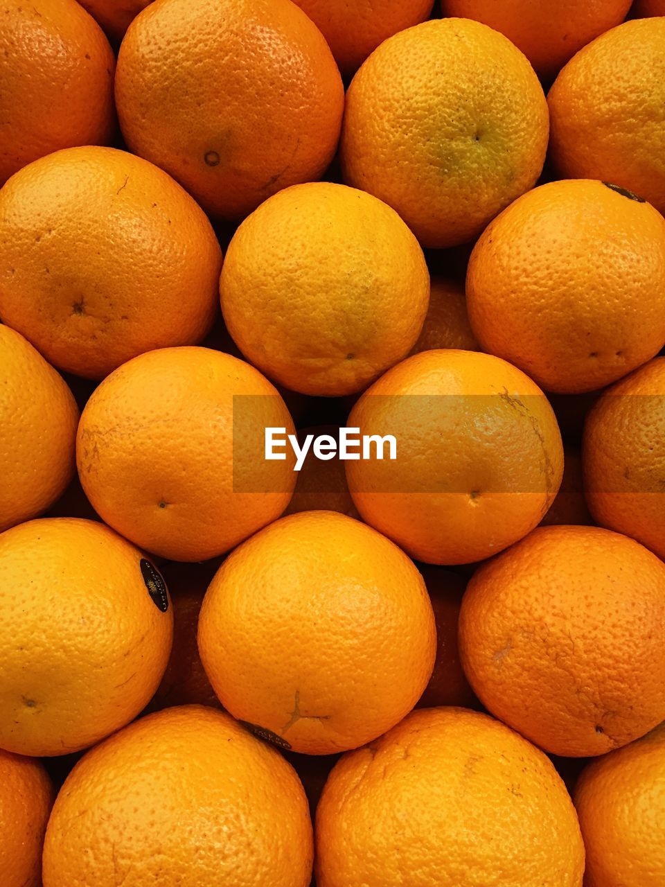 FULL FRAME SHOT OF ORANGES AT MARKET
