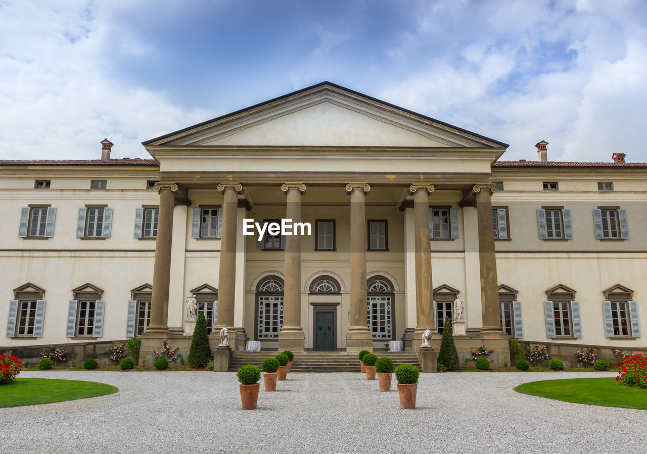 LOW ANGLE VIEW OF HISTORICAL BUILDING AGAINST SKY