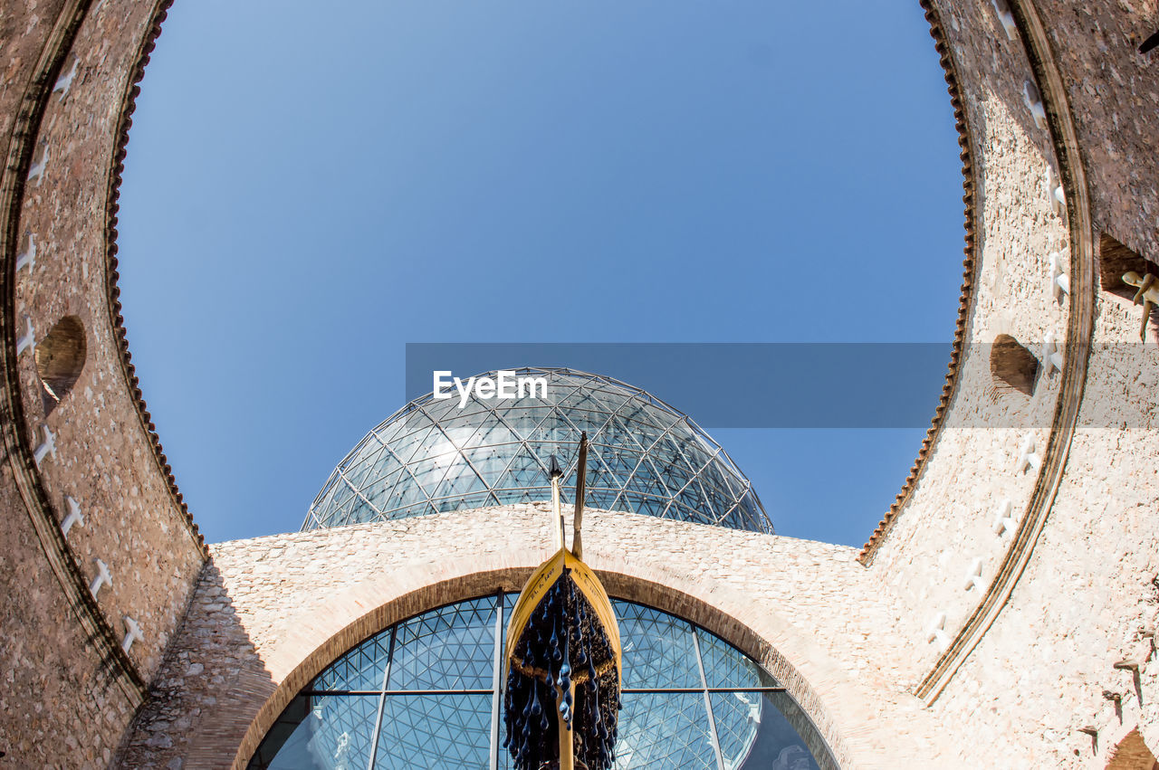 LOW ANGLE VIEW OF DOME BUILDING AGAINST CLEAR BLUE SKY