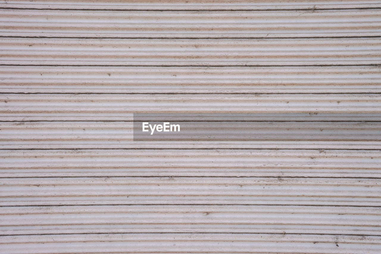 FULL FRAME SHOT OF TEXTURED SURFACE LEVEL OF WOOD