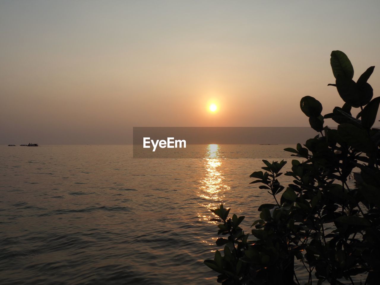 VIEW OF SEA AGAINST SKY DURING SUNSET