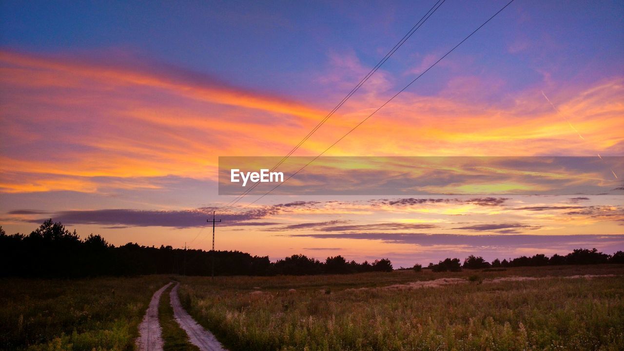 SCENIC VIEW OF SUNSET OVER FIELD