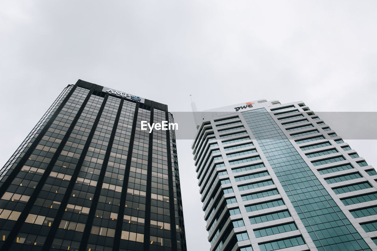 LOW ANGLE VIEW OF MODERN BUILDING AGAINST SKY