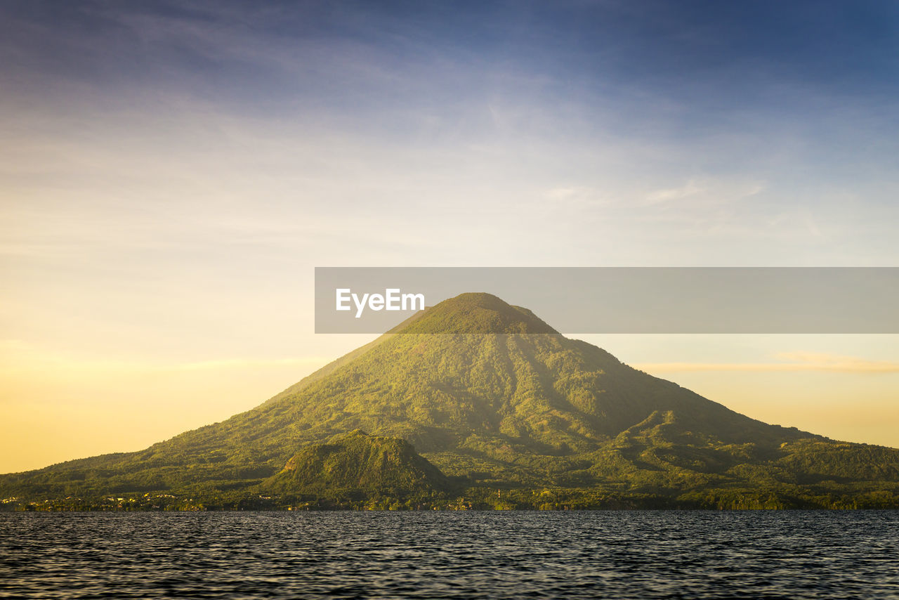 SCENIC VIEW OF SEA AND MOUNTAINS AGAINST SKY