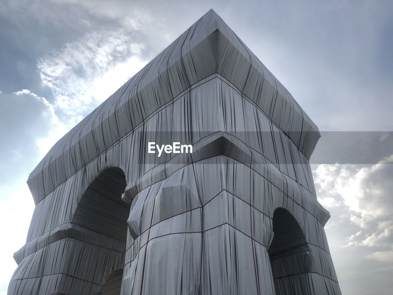 LOW ANGLE VIEW OF BUILDING AGAINST CLOUDY SKY