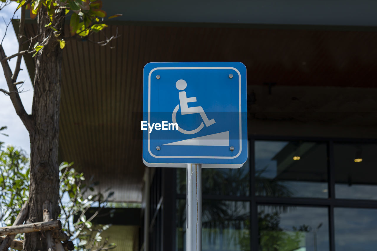 CLOSE-UP OF ARROW SIGN ON PLANT