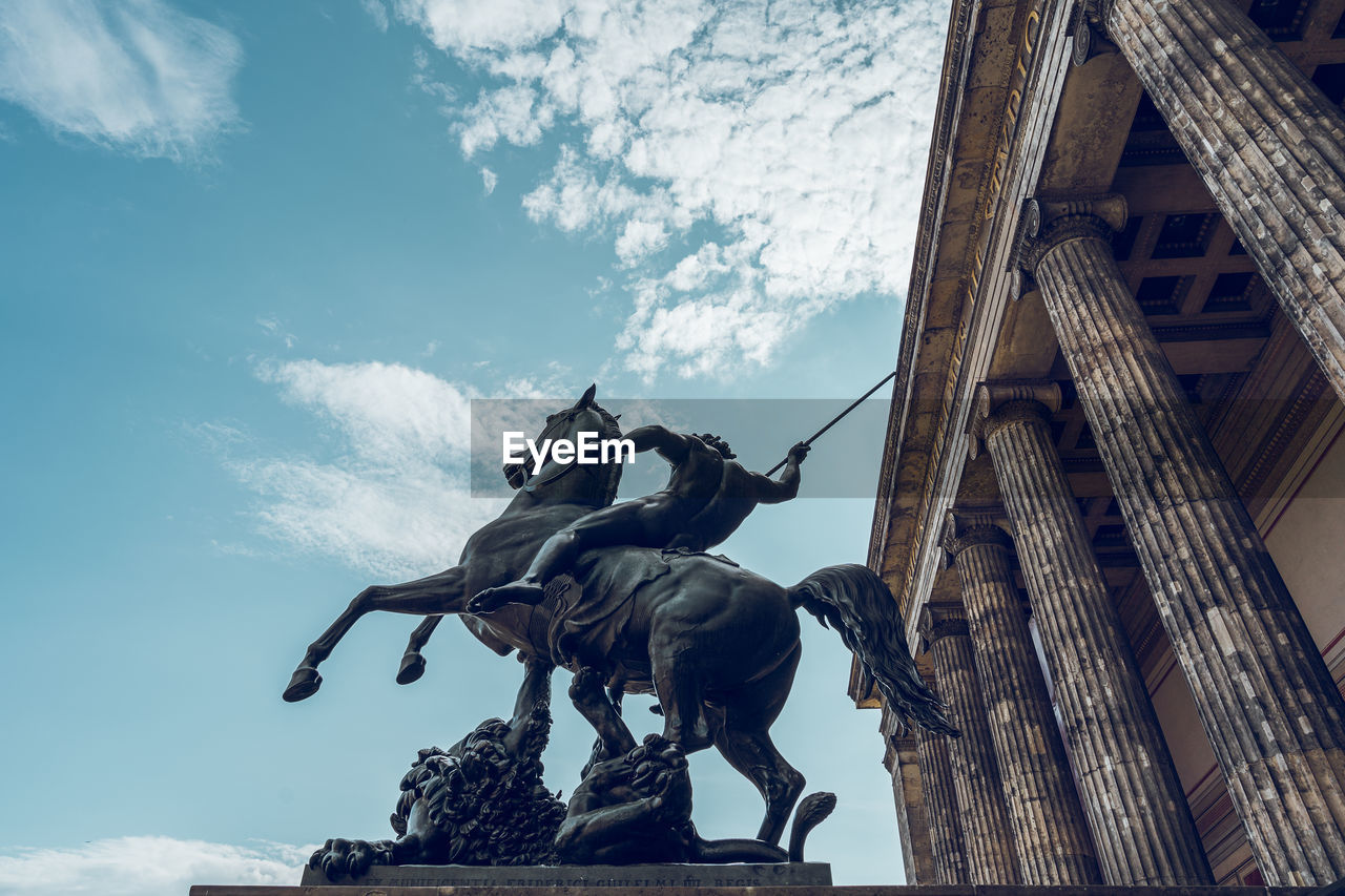 LOW ANGLE VIEW OF STATUE IN CITY AGAINST SKY