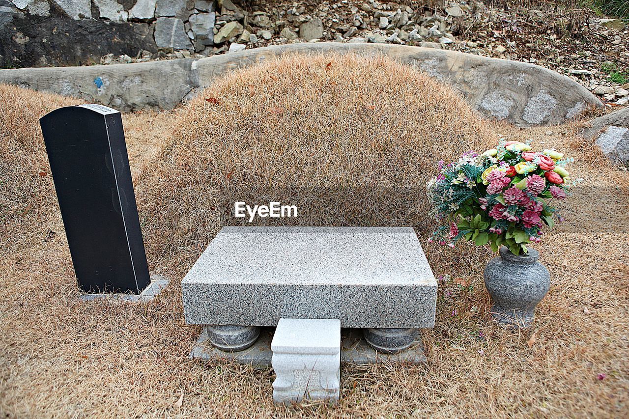 HIGH ANGLE VIEW OF CROSS IN CEMETERY